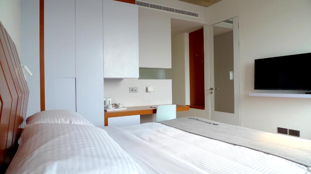 Postel nebo postele na pokoji v ubytování Bossa Nova Beirut Hotel