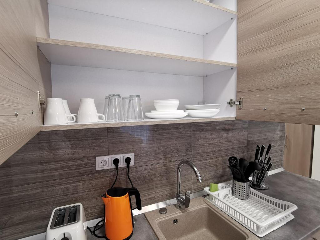A kitchen or kitchenette at Corvin holiday Apartments hotel