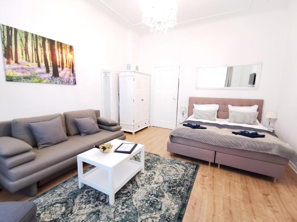 - un salon avec un canapé et un lit dans l'établissement Lovely-Flats "Kamminer VH", à Berlin