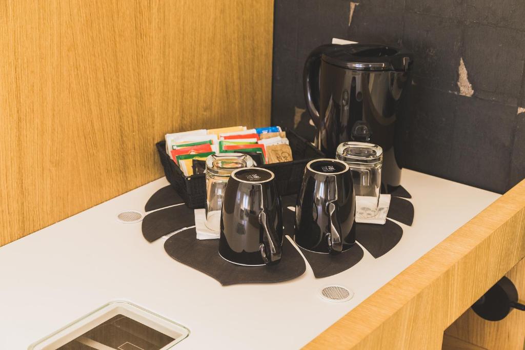 Příslušenství pro přípravu čaje a kávy v ubytování Hedoné Design Experience B&B