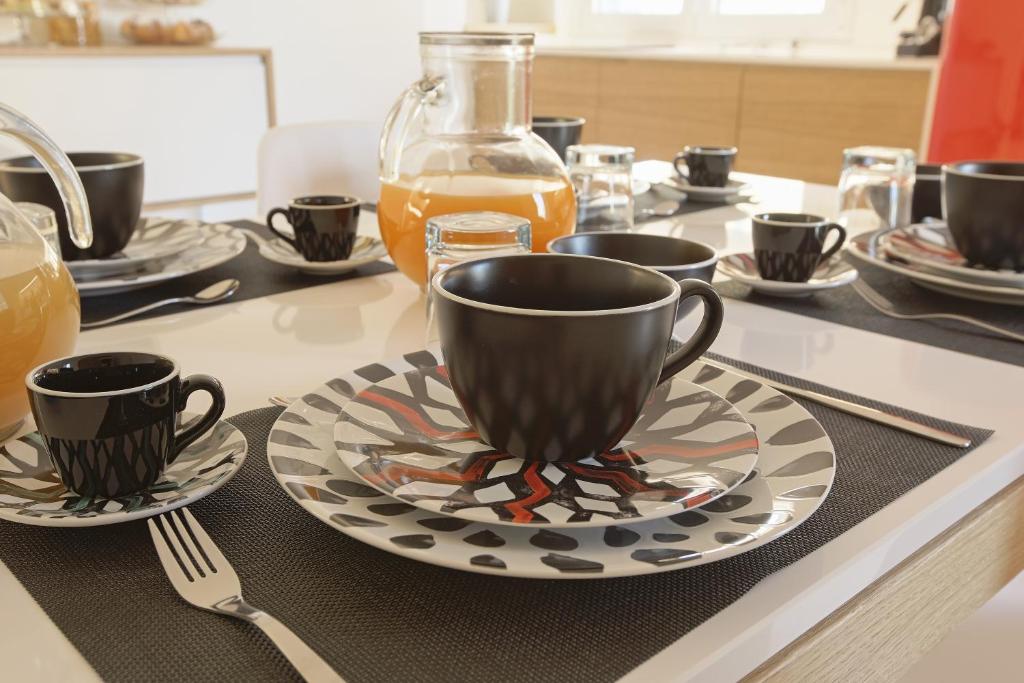 Příslušenství pro přípravu čaje a kávy v ubytování Hedoné Design Experience B&B