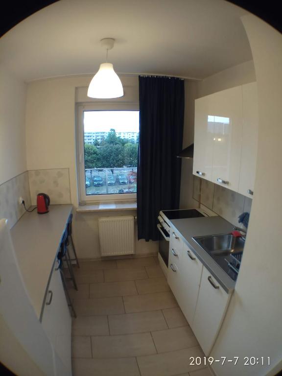 Kuchyňa alebo kuchynka v ubytovaní 1090 Śmiałego 38 - Tanie Pokoje w Apartamencie - samodzielne zameldowanie - self check in