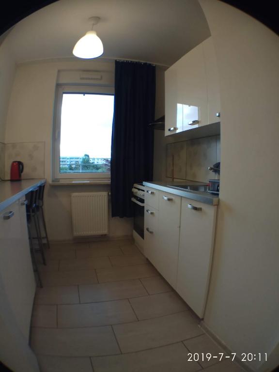 Kuchyňa alebo kuchynka v ubytovaní 1090 Śmiałego 38 - Tanie Pokoje w Apartamencie - samodzielne zameldowanie - self check in