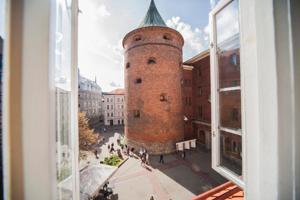 uma vista a partir de uma janela de um edifício com uma torre em 2 level apartments in Old Town em Riga
