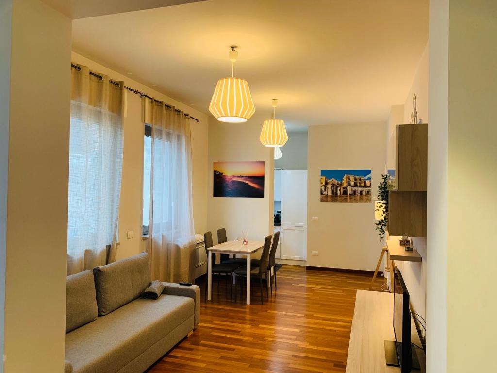 ein Wohnzimmer mit einem Sofa und einem Tisch in der Unterkunft Berga Exclusive Suite 3 in Bari