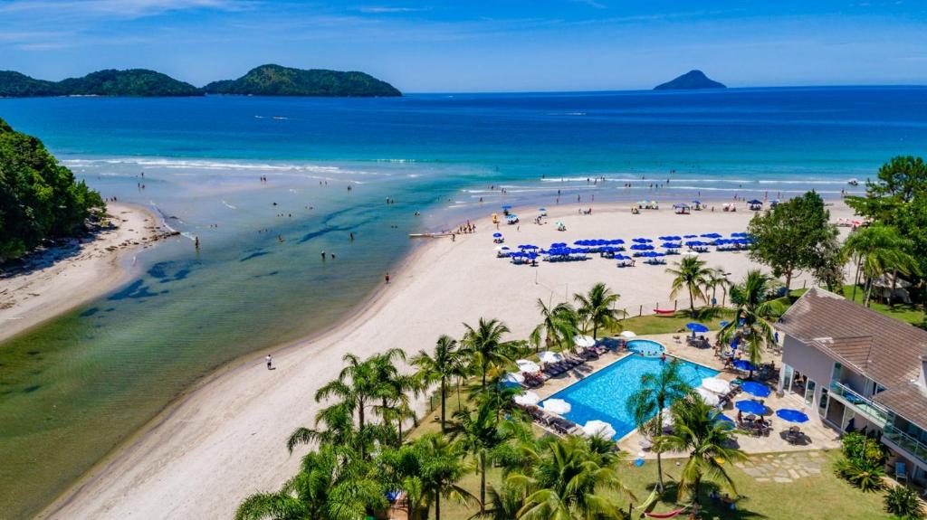 eine Luftansicht auf einen Strand mit einem Resort in der Unterkunft Beach Hotel Juquehy in Juquei