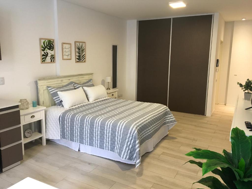 1 dormitorio con 1 cama y vestidor en RM&Asociados en Buenos Aires