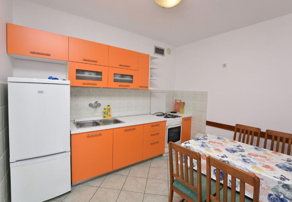 Kuchyňa alebo kuchynka v ubytovaní Apartment Dijo I