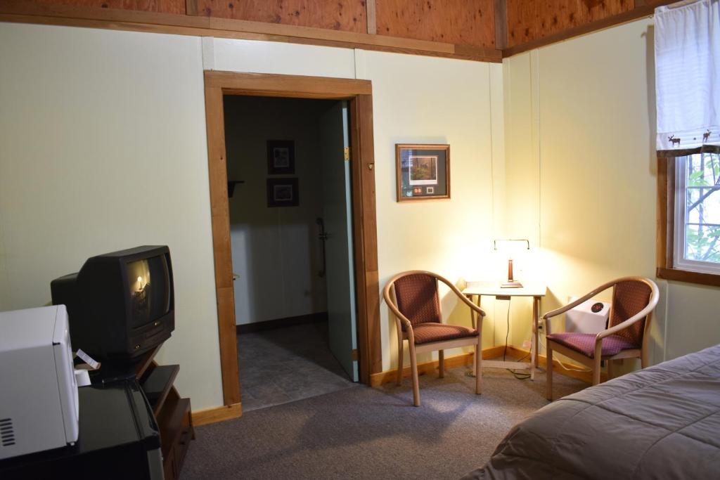 TV a/nebo společenská místnost v ubytování Exit Glacier Lodge