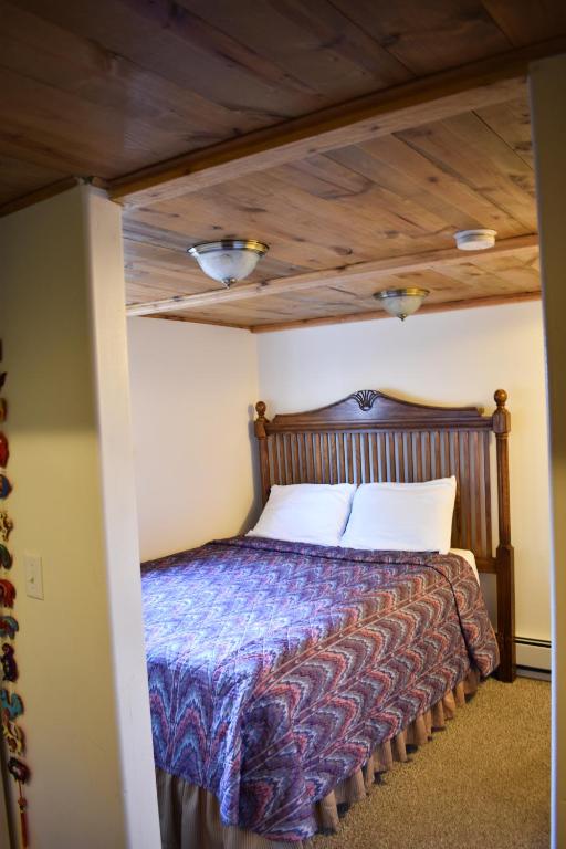 Postel nebo postele na pokoji v ubytování Exit Glacier Lodge