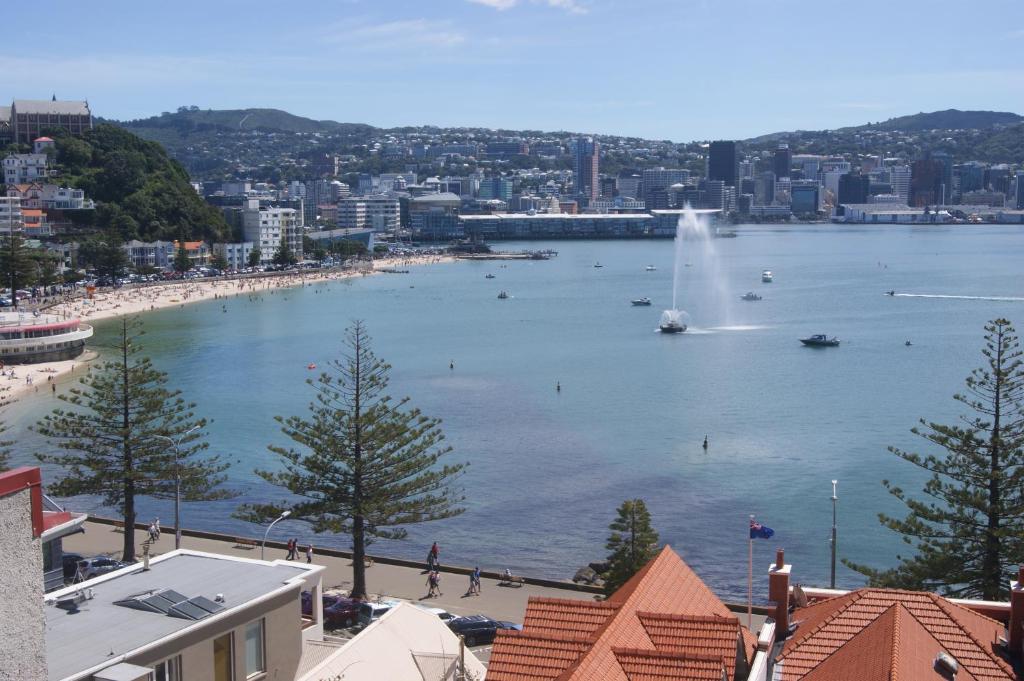 una vista de un gran cuerpo de agua con una fuente en Oriental Bay At Its Best en Wellington