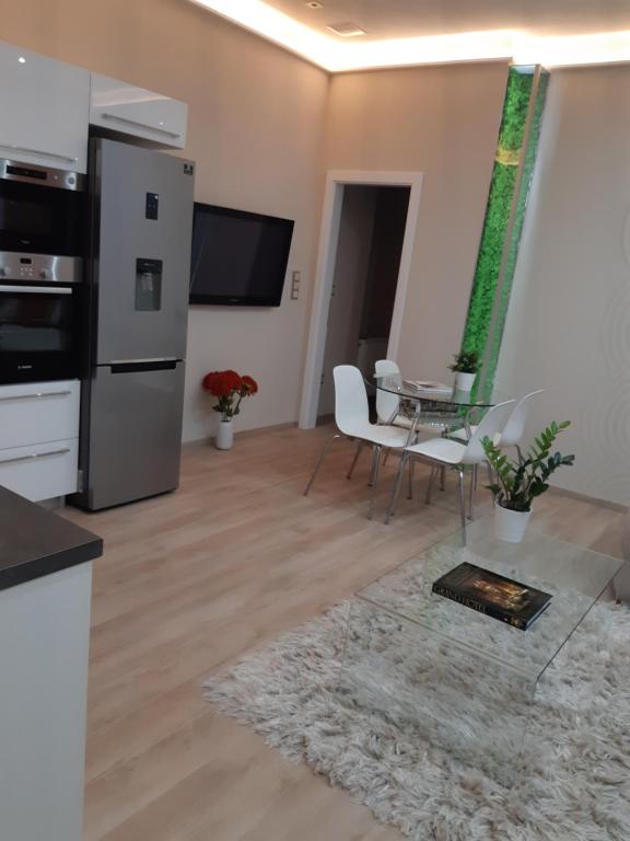Kuchyňa alebo kuchynka v ubytovaní Modern, Quiet & Cozy Apartment in the middle of Downtown near Danube at Fashion street