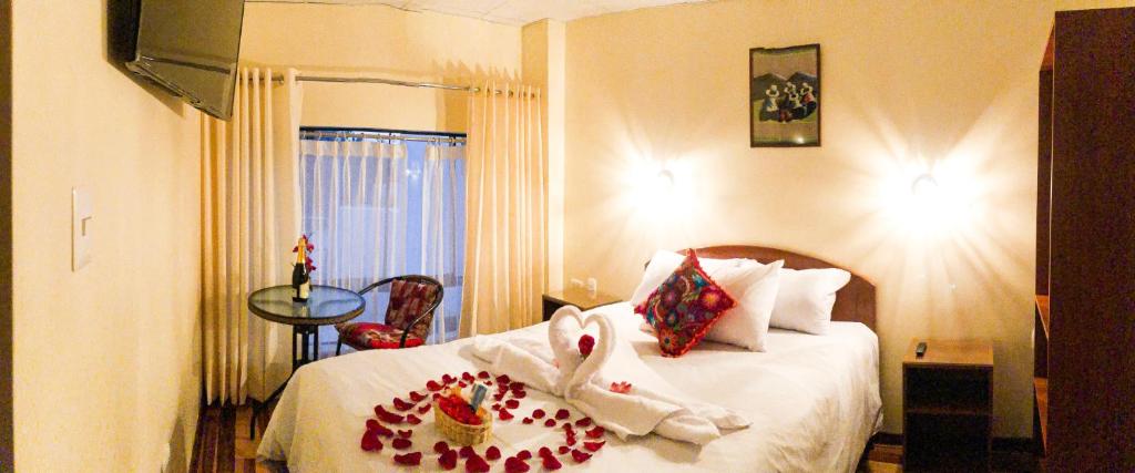 pokój hotelowy z łóżkiem z ręcznikami w obiekcie Hawka Inka Hostal - Cusco w Cuzco