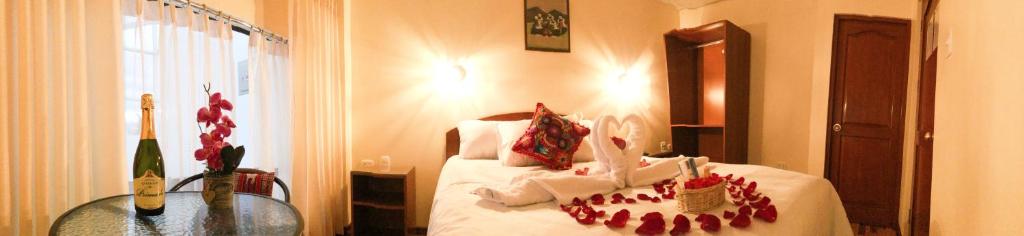 Łóżko lub łóżka w pokoju w obiekcie Hawka Inka Hostal - Cusco