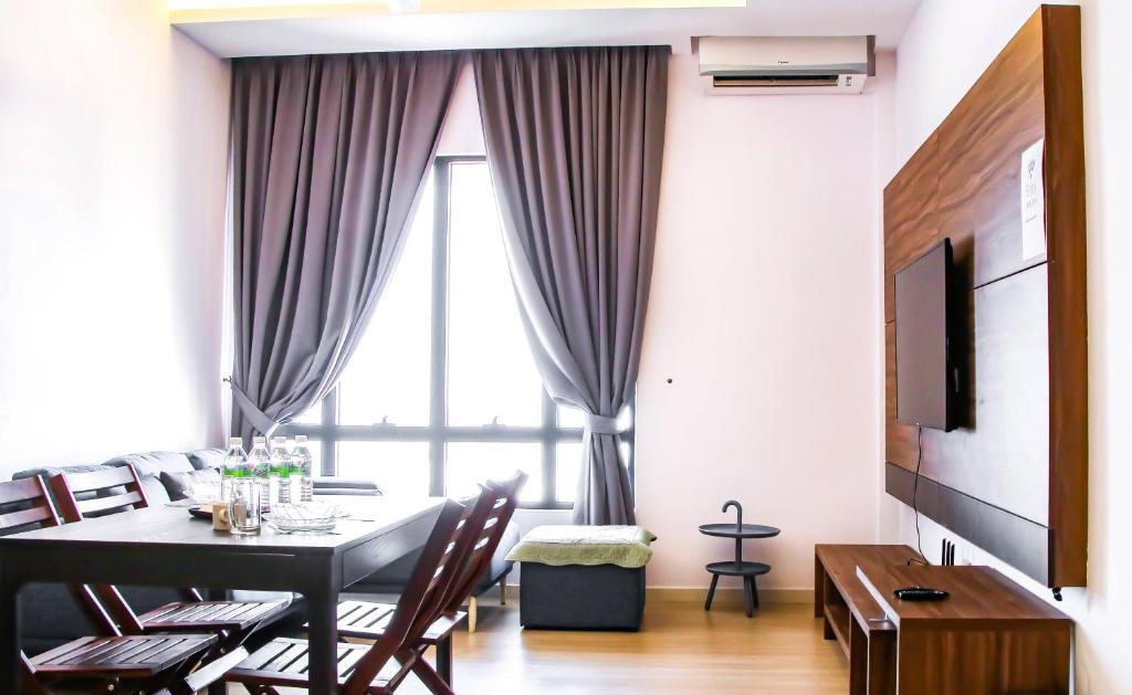 Posezení v ubytování 2 Bedroom 2 BATHROOM NEAR SUMWAY PYRAMID