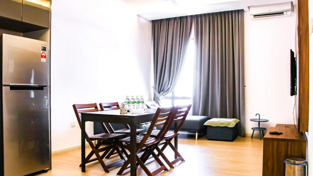 Posezení v ubytování 2 Bedroom 2 BATHROOM NEAR SUMWAY PYRAMID