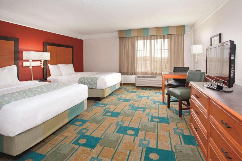 Телевизор и/или развлекательный центр в La Quinta by Wyndham Colorado Springs South Airport
