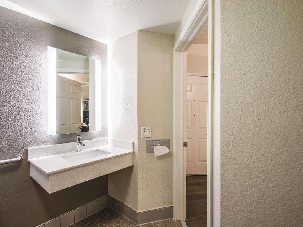 La Quinta by Wyndham Orem University Pwy Provo - King Room - Acceso A La Discapacidad