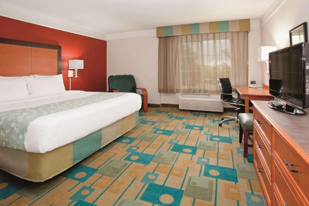 Телевизор и/или развлекательный центр в La Quinta by Wyndham Colorado Springs South Airport