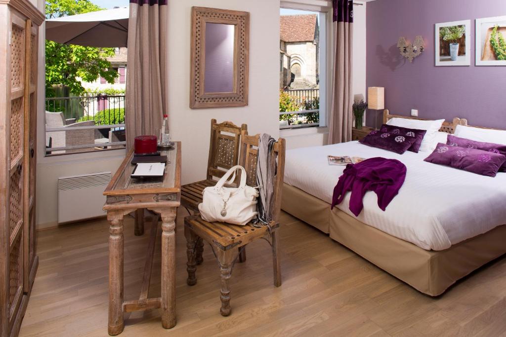 Postel nebo postele na pokoji v ubytování Logis hotel les flots bleus