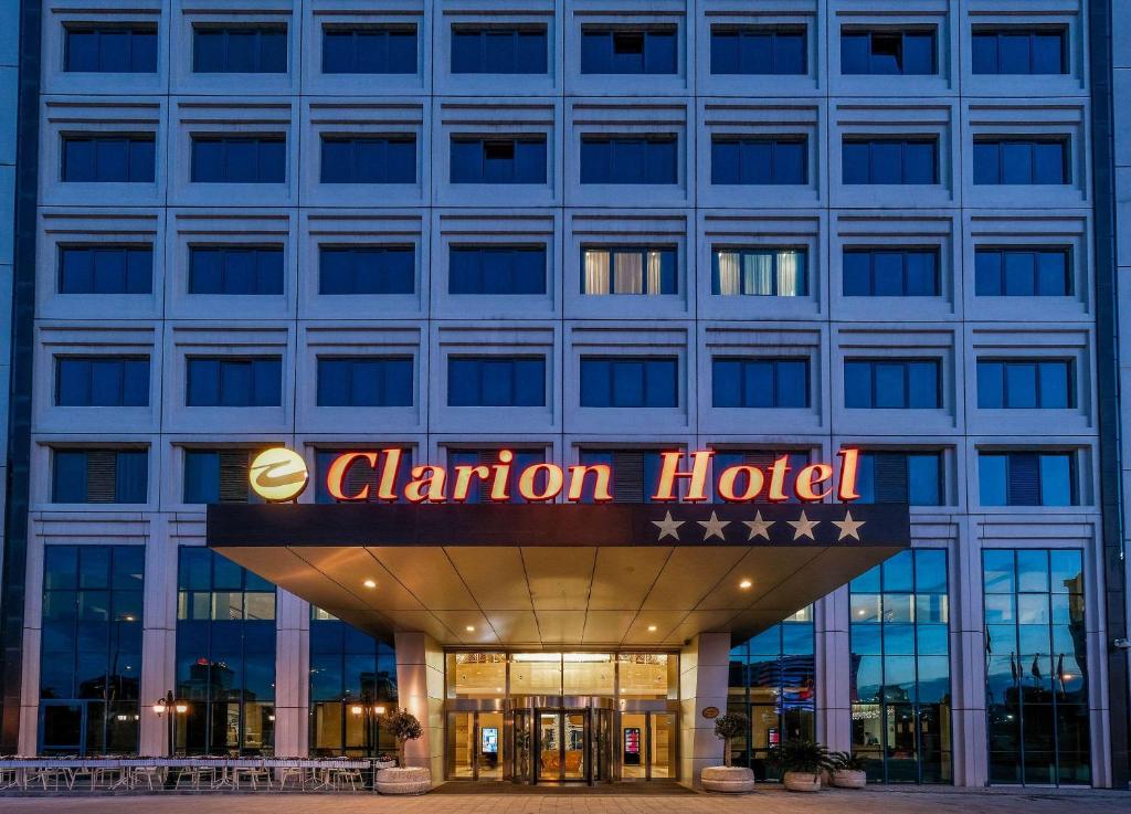 イスタンブールにあるClarion Hotel Istanbul Mahmutbeyのフィラデルフィアのクランドンホテルの描写