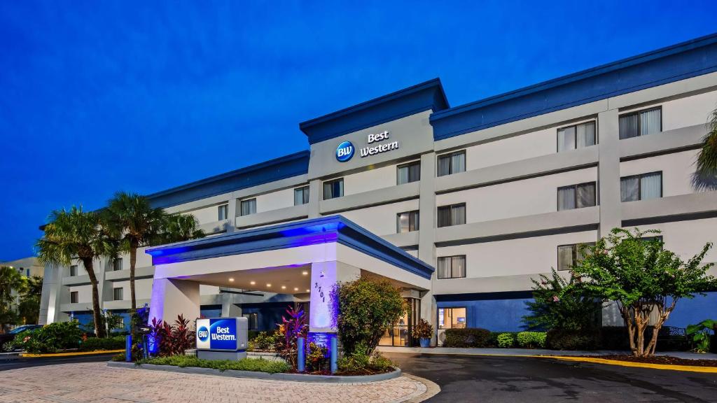 una rappresentazione della parte anteriore di un hotel di Best Western Ocala Park Centre a Ocala