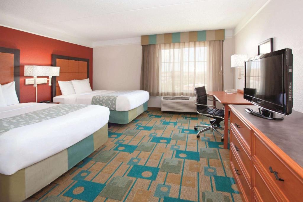 Телевизор и/или развлекательный центр в La Quinta by Wyndham Colorado Springs South Airport