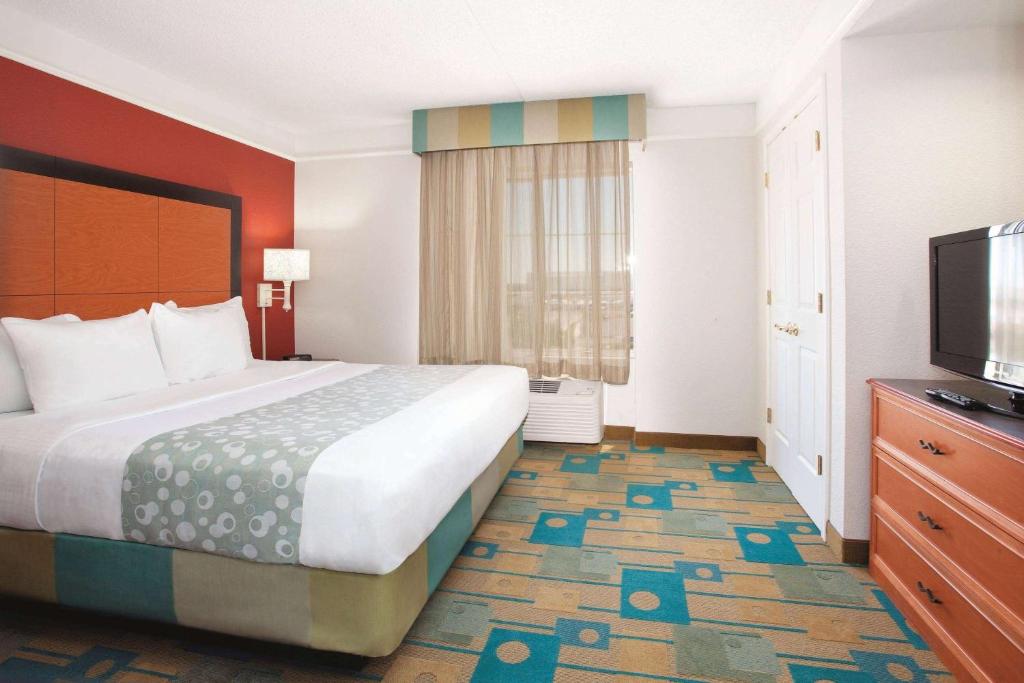 Кровать или кровати в номере La Quinta by Wyndham Colorado Springs South Airport