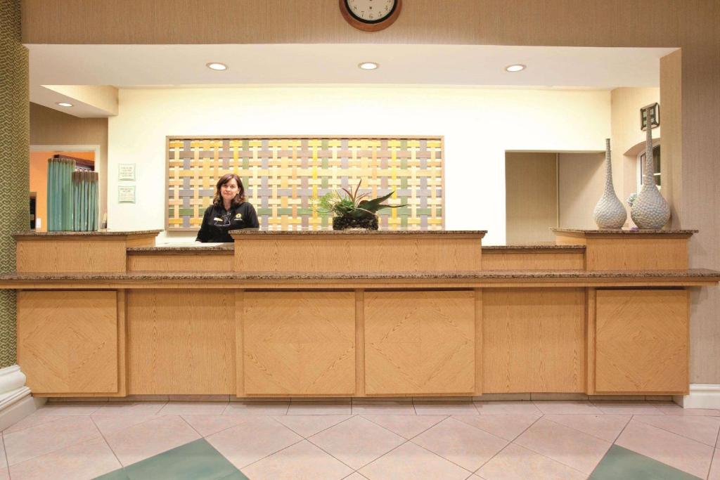 Лобби или стойка регистрации в La Quinta by Wyndham Colorado Springs South Airport