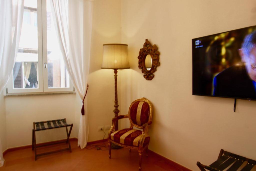 A television and/or entertainment centre at Visione Via Sant’Andrea delle Fratte, 36