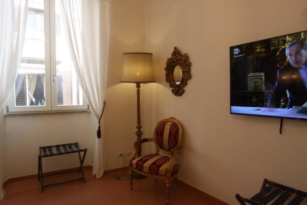 A television and/or entertainment centre at Visione Via Sant’Andrea delle Fratte, 36