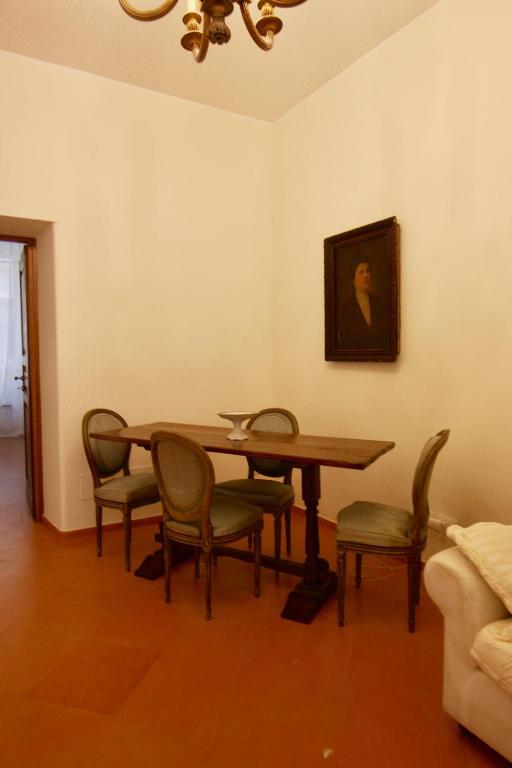 A seating area at Visione Via Sant’Andrea delle Fratte, 36