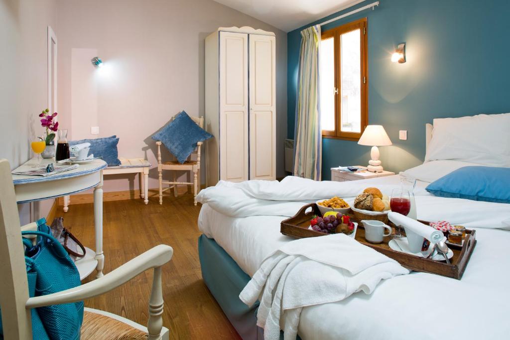 Postel nebo postele na pokoji v ubytování Logis hotel les flots bleus