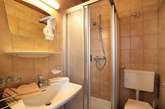 A bathroom at Neukumhof
