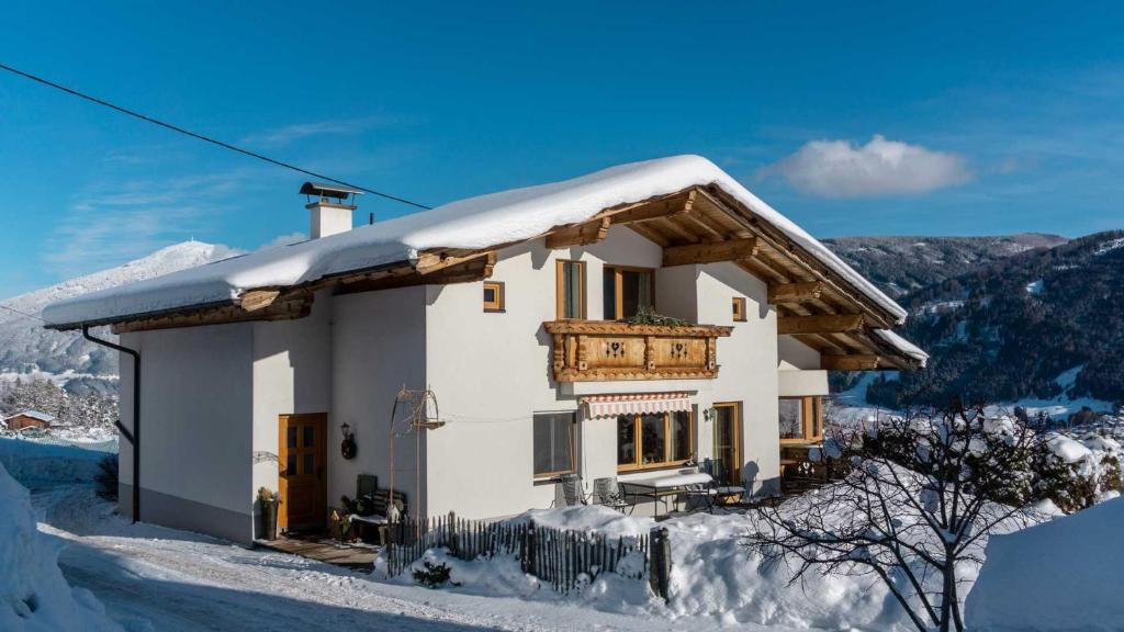 ein kleines Haus mit Schnee auf dem Dach in der Unterkunft Stubaier Bauern Appartement in Telfes im Stubai