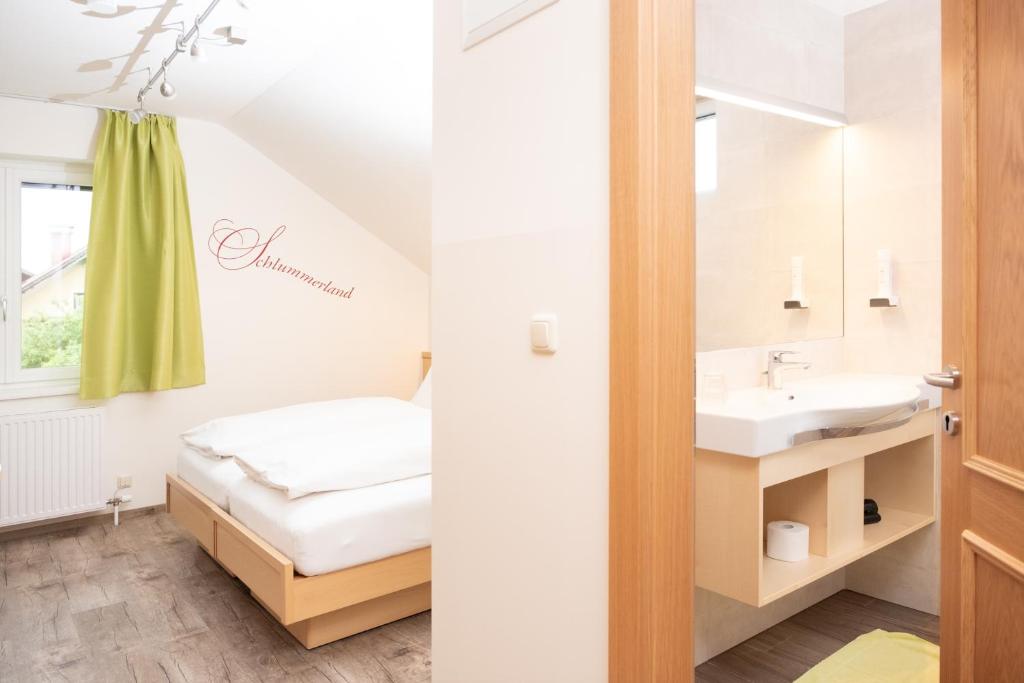 Postel nebo postele na pokoji v ubytování Gasthof Neuwirt