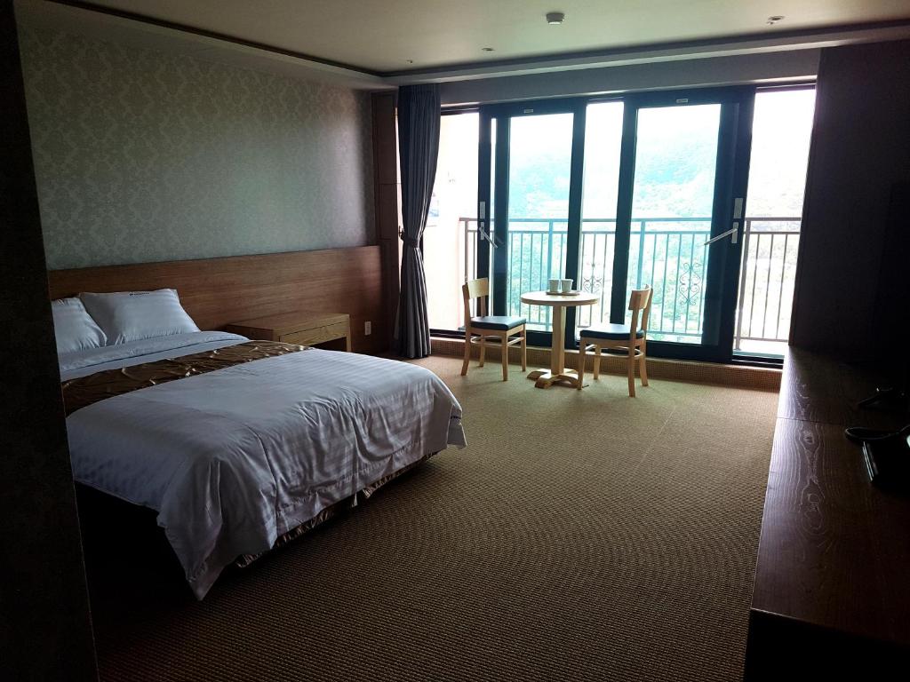 Postel nebo postele na pokoji v ubytování YangYang International Airport Hotel