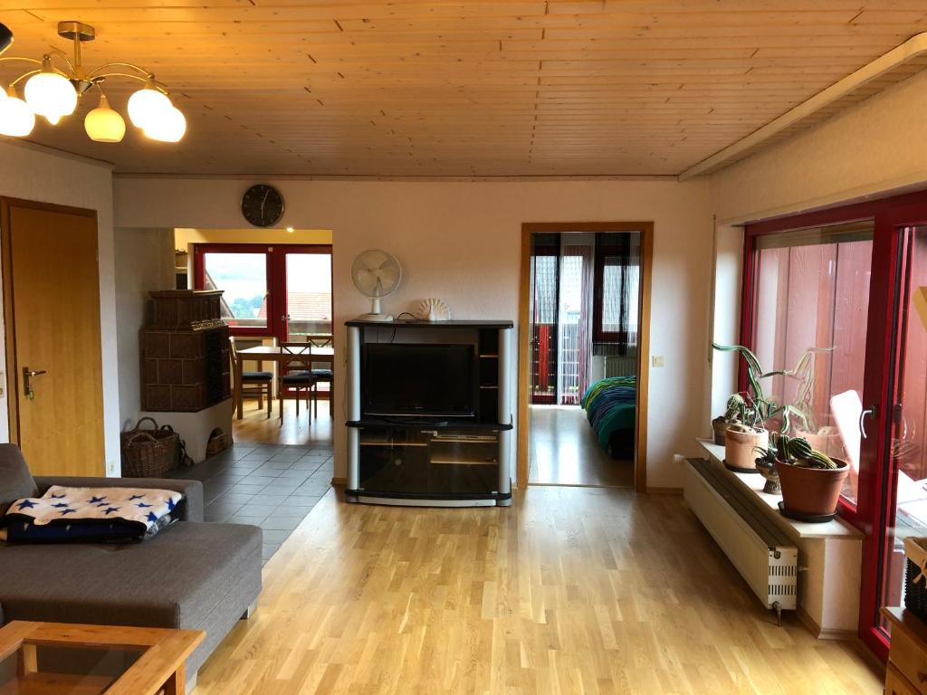 TV a/nebo společenská místnost v ubytování Natürlicher Holzkomfort im hessischen Kegelspiel
