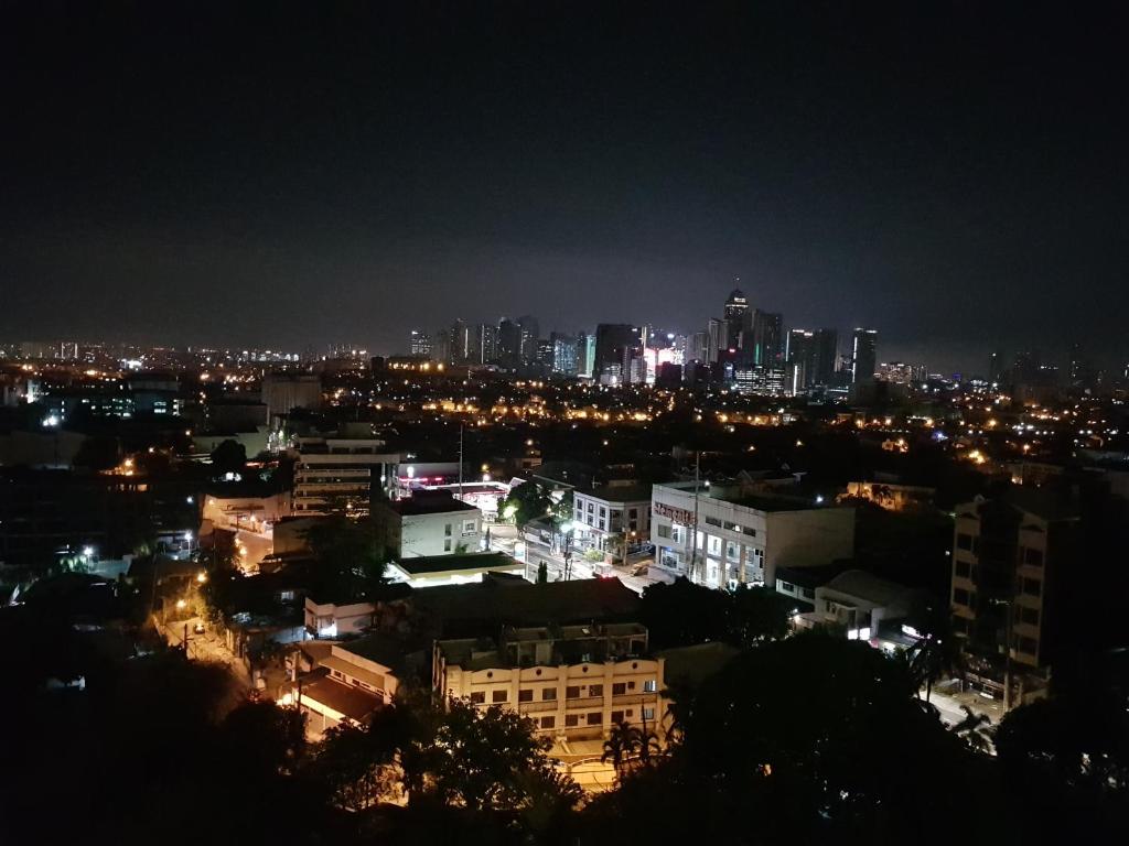 - une vue nocturne sur une ville éclairée dans l'établissement Cucun's place, à Manille