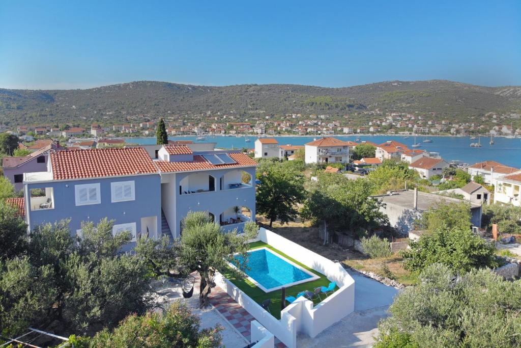 een luchtzicht op een huis met een zwembad bij Vila Dalmatian Child in Vinišće