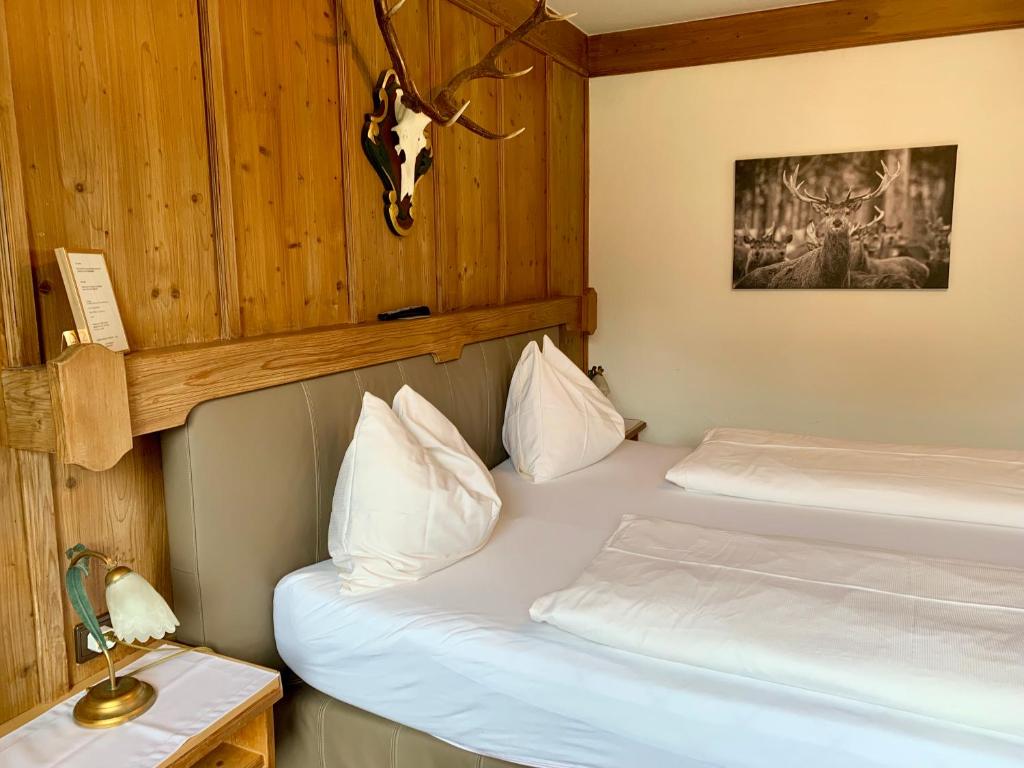 A bed or beds in a room at Pension Jaga Hias