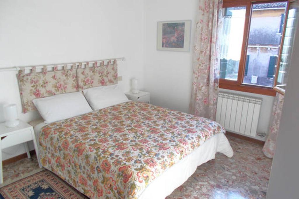 Tempat tidur dalam kamar di Ca' San Silvestro 2 terrazze nel cuore di Venezia