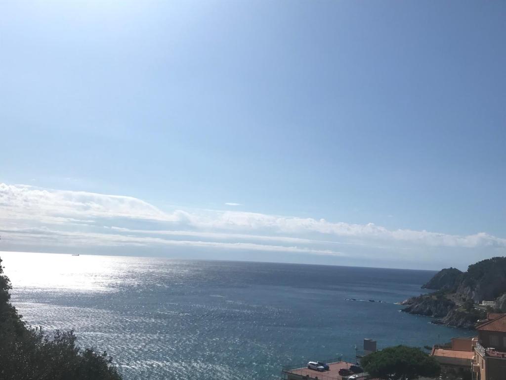 a view of a large body of water at Casa del sasso in Bergeggi