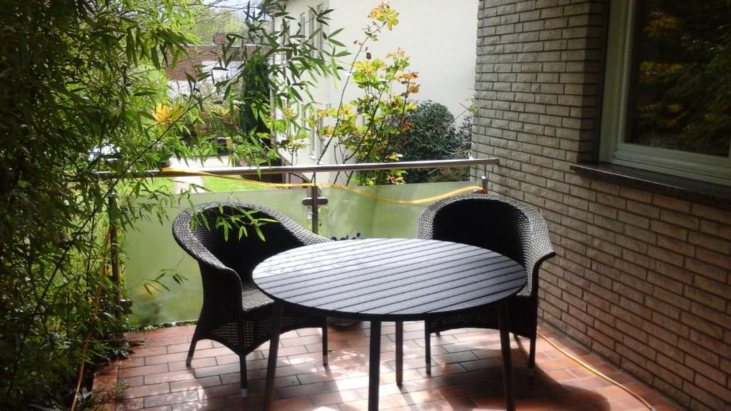 twee stoelen en een tafel op een patio bij Ferienwohnung am Brasselsberg in Kassel