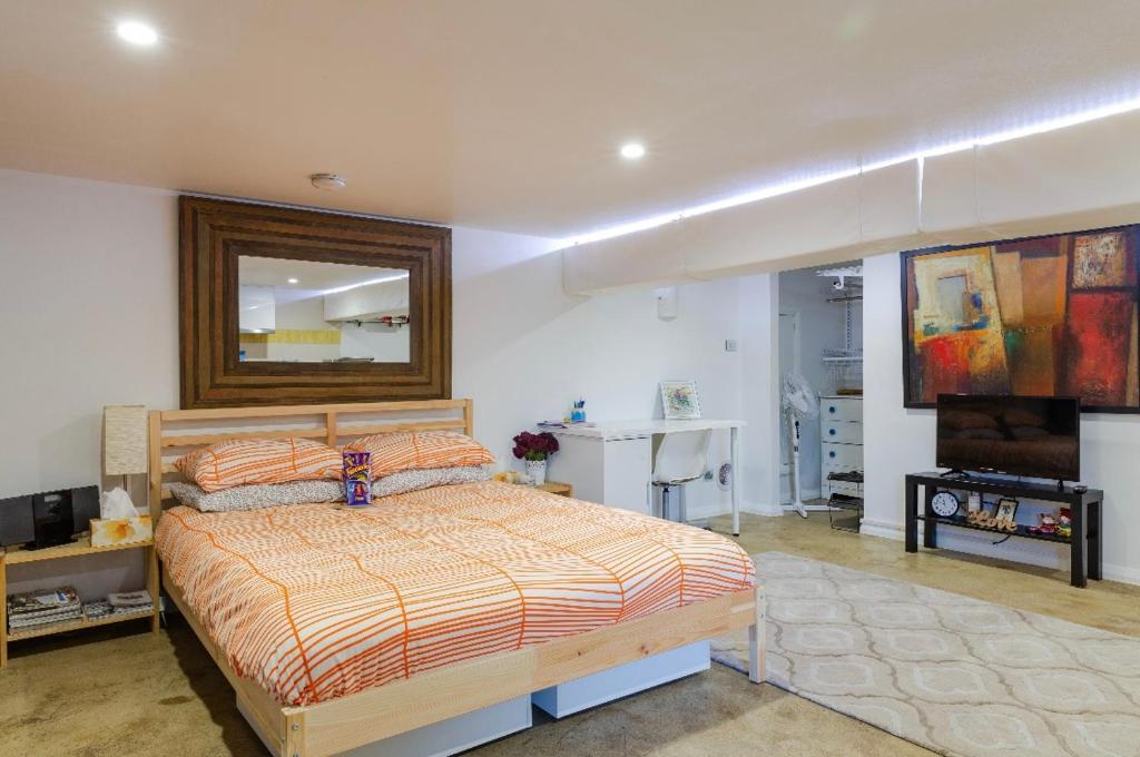 Postel nebo postele na pokoji v ubytování Modern & homely comfort