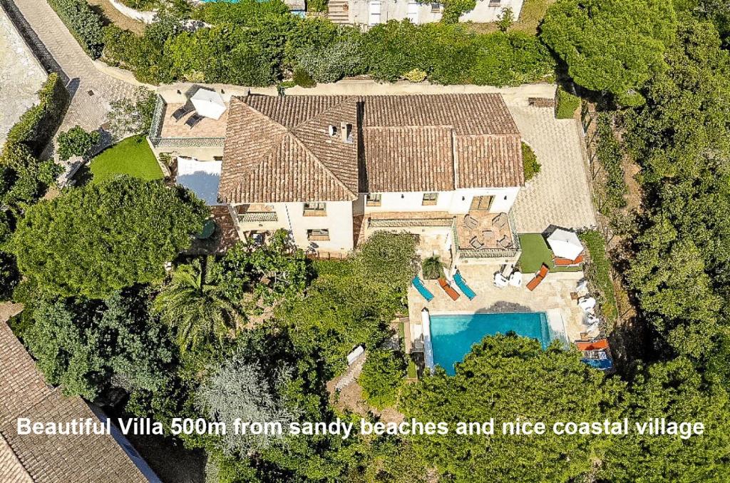 une vue aérienne d'une maison avec piscine dans l'établissement Villa Patrimoine, aux Issambres