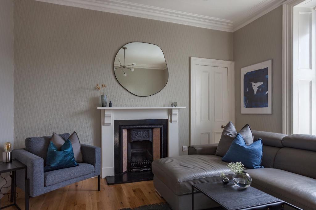 uma sala de estar com um sofá e um espelho em Esslemont Pad em Aberdeen