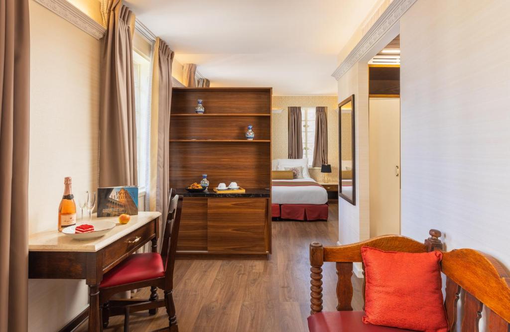 Postel nebo postele na pokoji v ubytování YMCA Three Arches Hotel