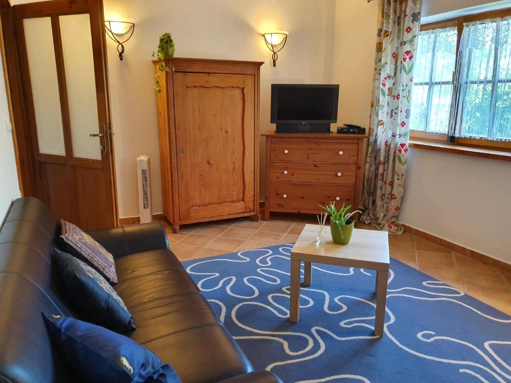 Telewizja i/lub zestaw kina domowego w obiekcie Pension und Landhaus Steirerengel - Ferien & Jagd