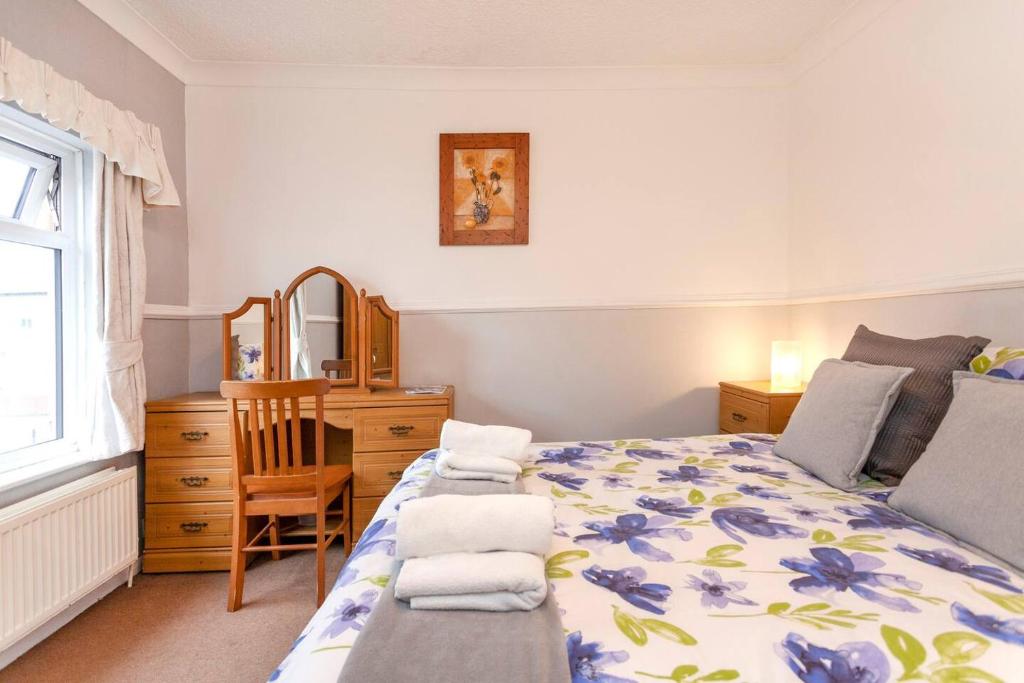 Schlafzimmer mit einem Bett, einem Schreibtisch und einem Stuhl in der Unterkunft Silver Stag Properties, 2 BR Home in Town Centre in Ashby de la Zouch